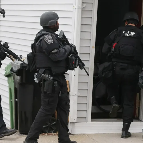 Jogador de Rust é vítima de swatting e fica paralisado após ser baleado por policiais nos EUA