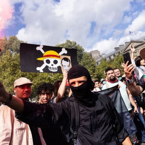 Bandeira dos Chapéus de Palha vira símbolo de protestos estudantis na Índia e reforça impacto cultural de One Piece