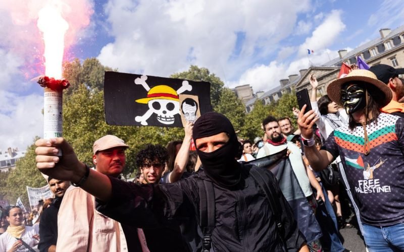 Bandeira dos Chapéus de Palha vira símbolo de protestos estudantis na Índia e reforça impacto cultural de One Piece